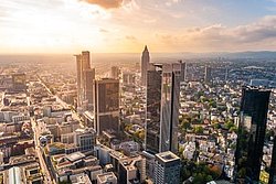 Frankfurt gehört in Bezug auf Büromieten nicht gerade zu den günstigsten Standorten. Aus diesem Grund sollten sich Solo-Selbstständige nach Alternativen umsehen. 