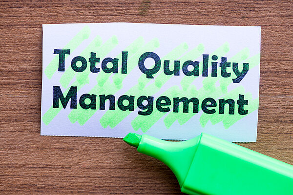 Schild mit Begriff TQM Total Quality Management