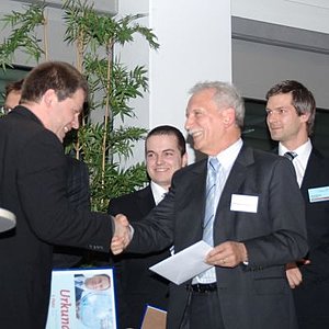 Wolfgang Schleemilch, Geschäftsleiter der Siemens AG, gratuliert den Siegern.Bild: netzwerk|nordbayern
