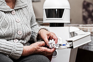 autonomen Betreuer Roboter hält eine Insulinspritze, gibt es einer älteren erwachsenen Frau in ihrem Wohnzimmer, Konzept Umgebungs-betreutes Leben