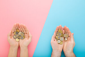 Geöffnet junge erwachsene Mann und Frau Palmen mit Euro-Münzen auf hellblau rosa Tisch Hintergrund. Pastellfarbe. 
