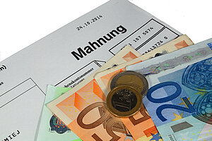 Mahnschreiben und Geld in Euro