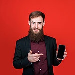 Roter Hintergrund Mann mit Smarthone in der Hand