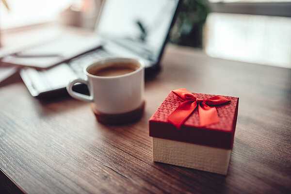 Gerade angesichts einer zunehmenden Digitalisierung sind Mitarbeitergeschenke wichtig.