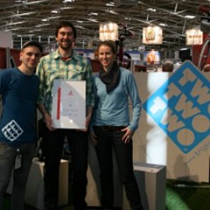 Das triple2-Team freut sich über den ISPO Brand New Award