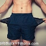 Mann mit leeren Taschen an kurzer Hose