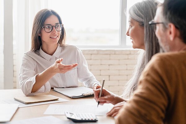 Auch Unternehmen brauchen einen Finanzberater, dem sie vertrauen, der sich um ihre finanzielle Entwicklung kümmert. Einen Finanzberater zu finden, der seriös, ausführlich und unabhängig in allen Finanzfragen berät, ist gar nicht so einfach.