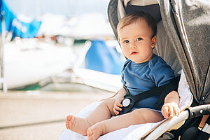 Kleinkind in einem Buggy