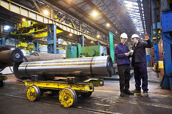 Herausforderungen für Metallunternehmen Arbeiter im Metallwerk