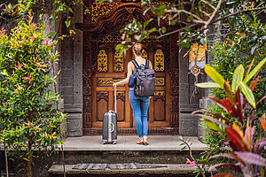 Junge schöne Frau checkt in authentischem Hotel in Bali ein. 