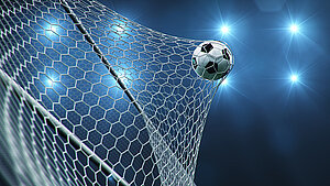 Fußball flog ins Tor. Fußball biegt das Netz, vor dem Hintergrund von Lichtblitzen. Fußball im Tornetz auf blauem Hintergrund.