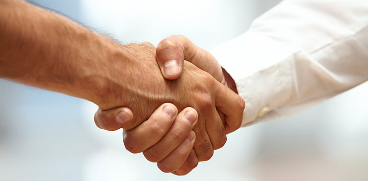 Business Handshake zur Besiegelung des Abschluss eines Tarifvertrags