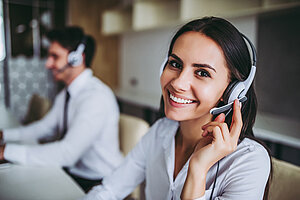 Telefonagenten im Verkaufsgespräch