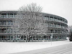 Modernes Bürogebäude mit Schnee