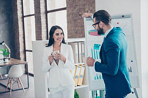 Kollegen im Büro kommen sich näher