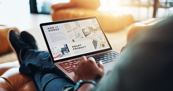 Hände, Laptop-Bildschirm und Person auf dem Sofa mit Lese-Website für Marketing, Marken- und Business-Branding. Unternehmer, Computer und UX für Kontakt, Forschung oder Plan mit globaler Expansion für Unternehmen 