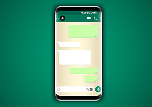 Smartphone mit App WhatsApp