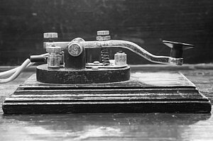 Alter Morse-Telegraph auf Holztisch