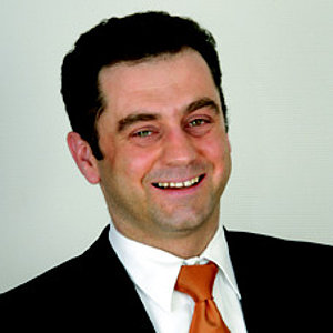 Frank Widmayer ist als Vorstand für die Abteilungen Personal und Organisation der Firma CAS-Software AG zuständig.
