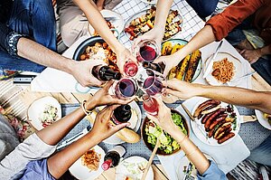 Freunde feiern bei Speis und Trank