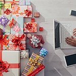 Weihnachtsgeschenke auf Schreibtisch