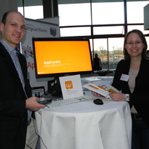 Weptun-Mitgründer Florian Remsperger und Sales Assistant Katrin Häusler präsentieren das AppConKit auf der evobis "Start-up Demo Night"
