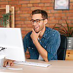 Person vor einem PC-Monitor