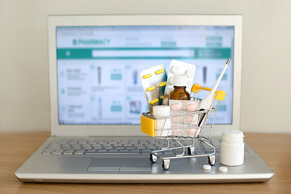 Bilschirm Laptop mit Warenkorb Online Apotheke
